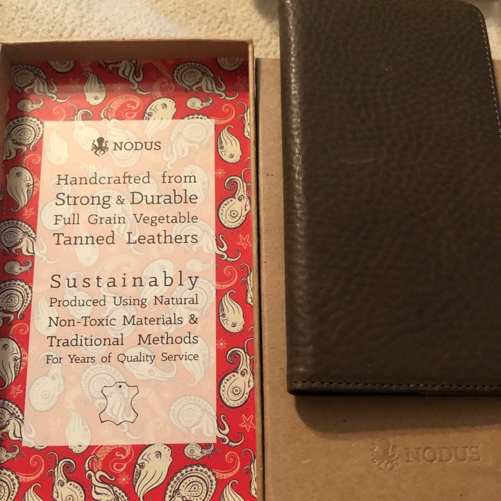 Nodus leather folding case